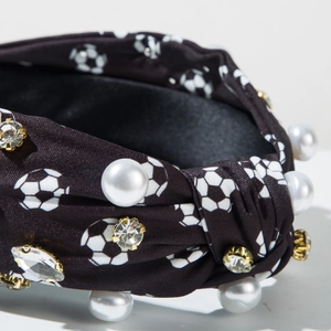 Détail du serre-tête sport avec imprimé football, perles et strass scintillants