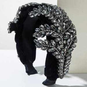 Dettaglio di cristalli grigi a forma di foglia su una fascia in velluto nero di lusso
