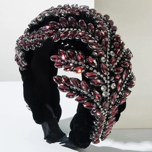 Détail d'un serre-tête en velours noir orné de motifs de feuilles en cristal brillant