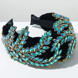Dettaglio fascia barocca in velluto con strass lusso blu-verdi con motivo a foglia