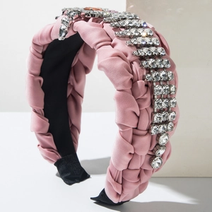 Dettaglio del cerchietto intrecciato in raso rosa con frange di strass e fodera antiscivolo