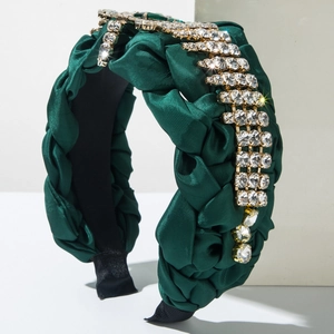 Dettagli del cerchietto in raso verde scuro intrecciato a mano con pietre preziose e cristalli