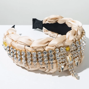 Dettaglio del cerchietto in raso intrecciato champagne con cristalli e strass gialli