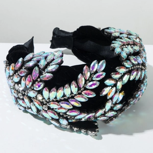 Détail du serre-tête en velours noir tressé orné de strass brillants et finition ruban