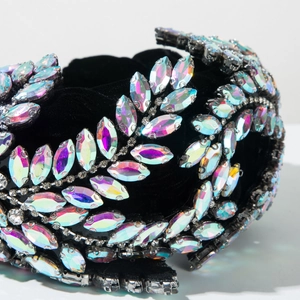 Vue macro de cristaux AB sur un bandeau de luxe en velours noir tressé