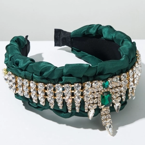 Dettaglio della fascia plissettata verde smeraldo con cristalli e pietre preziose