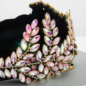 Dettaglio del cerchietto in velluto con cristalli rosa a foglia e base dorata