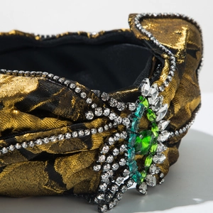 Gros plan détaillé de l'émeraude et des strass sur un bandeau jacquard vintage chic