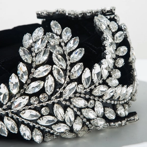Dettaglio del cerchietto barocco in velluto con cristalli a foglia e strass brillanti