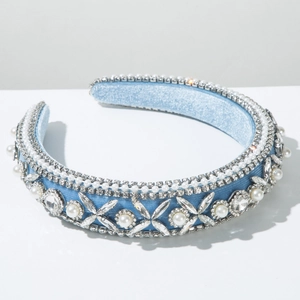Vue détaillée du serre-tête en velours baroque avec perles blanches et fleurs en cristal
