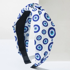 Detailansicht des Haarreifs mit Evil Eye Muster und modischem Knotendesign aus Stoff