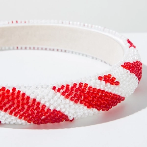 Détail macro du bandeau à perles rouges et blanches cousu main avec doublure douce
