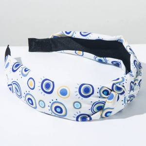 Detail eines weißen Knotenstirnbands mit blauem Evil-Eye-Print und rutschfestem Futter