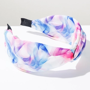 Détail d'un serre-tête bohème à nœud tie-dye avec texture de tissu aquarelle bleu et rose