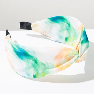 Détail d'un serre-tête à nœud tie-dye bohème avec texture de tissu aquarelle vibrante