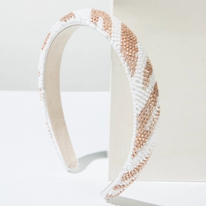Détail d'un serre-tête floral fait main avec perles or rose et rembourrage épais élégant