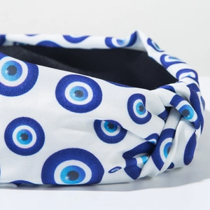 Detailansicht des geknoteten Stoff-Stirnbands mit blau-weißem Evil Eye-Muster