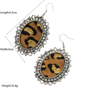 Detail van western luipaard oorbellen met turquoise steentjes en afmetingen in cm
