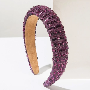 Détail d'un serre-tête de luxe violet orné de strass brillants et d'une doublure en daim