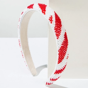 Vue détaillée du serre-tête perlé à la main avec motif spirale rouge et blanc et doublure