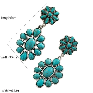 Detail van boheemse vintage turquoise oorbellen met antiek zilveren metalen basis en bloem