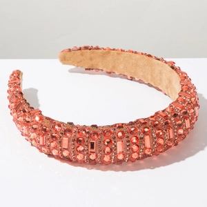 Détail du serre-tête rembourré avec strass rouges luxueux et doublure antidérapante