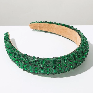 Gros plan détaillé du serre-tête rembourré en cristal vert émeraude avec strass de luxe