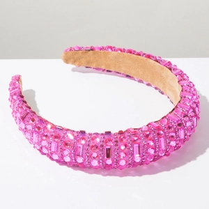 Gros plan sur un serre-tête rembourré de luxe avec des strass rose brillant et doublure en velours
