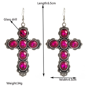 Orecchini a croce scintillanti con cristalli magenta e finitura in argento vintage