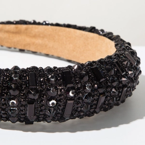 Détail d'un serre-tête de luxe avec cristaux brillants et doublure antidérapante