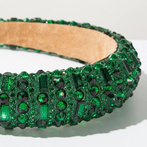 Détails de luxe du serre-tête émeraude orné de cristaux et de strass scintillants