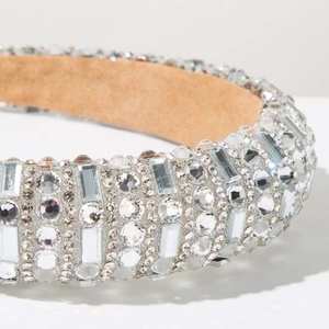 Vue macro d'un serre-tête rembourré de luxe orné de strass brillants et scintillants