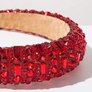 Gros plan détaillé du serre-tête de luxe en strass rouges avec rembourrage et velours