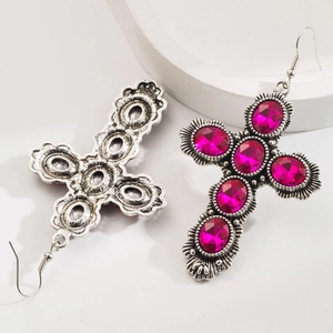 Dettaglio fronte e retro degli orecchini a croce gotica con pietre preziose color magenta