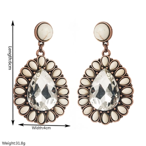 Detailweergave van vintage druppeloorbellen met kristal en afmetingen erbij