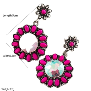 Vintage boho oorbellen met roze stenen en kristallen in een antieke zilveren afwerking