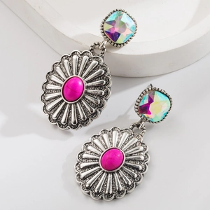 Détail de boucles d'oreilles bohèmes en argent avec pierres roses et cristaux carrés