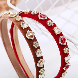 Détail de serre-têtes en velours avec strass et perles incrustés de style baroque