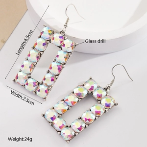 Détail des boucles d'oreilles rectangulaires en cristaux AB colorés et crochet argenté