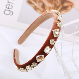 Détail du serre-tête en velours avec strass géométriques et perles sur magazine