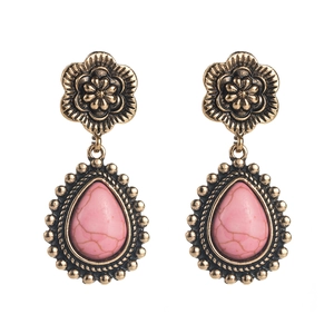Détail de boucles d'oreilles vintage en bronze avec fleur et pierres turquoise roses