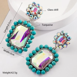 Boucles d'oreilles bohèmes avec cristaux colorés et perles turquoise sur socle en pierre