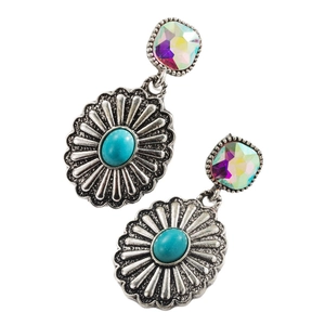 Détail de boucles d'oreilles bohèmes argentées avec turquoise et incrustation cristal