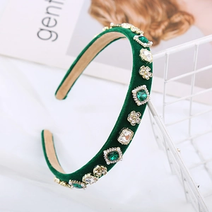 Détail du serre-tête en velours vert émeraude avec strass géométriques et cristaux