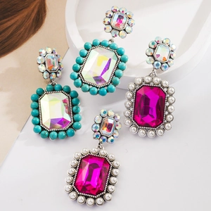Détails de boucles d'oreilles bohèmes avec perles turquoise et cristaux colorés