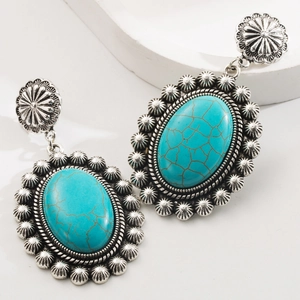 Macro di orecchini vintage in argento con pietre turchesi e dettagli radiali intagliati