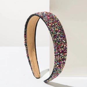 Détail d'un serre-tête à paillettes colorées avec doublure beige douce et fini brillant