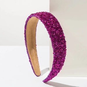 Détail d'un serre-tête violet pailleté avec pierres brillantes et doublure antidérapante