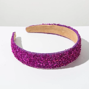 Détail du serre-tête à pierres violettes montrant la texture et la doublure douce