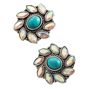 Dettaglio ravvicinato di orecchini boho con turchese e motivi floreali in argento vintage